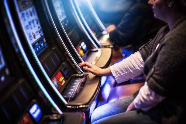 Andar Bahar card game interface on dunia4d showing Andar and Bahar piles with live dealer